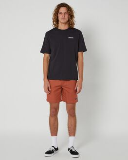 Red shorts mens outfit outlet